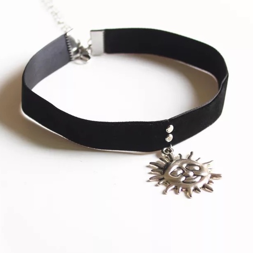 Back velvet choker with sun pendant